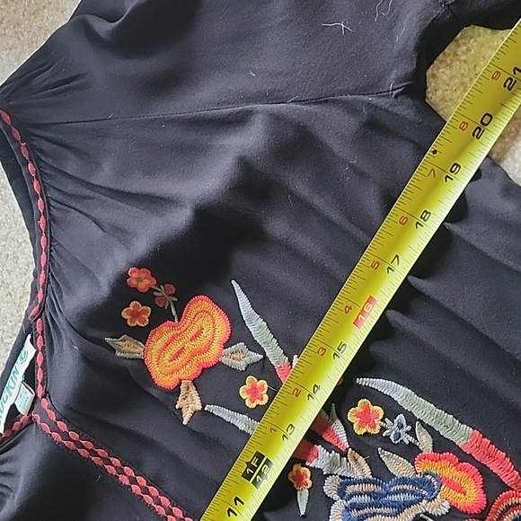 Gorgeous Black Tunic Tiered Flowy Sleeves With Embroidered Front - Picture 9 of 11